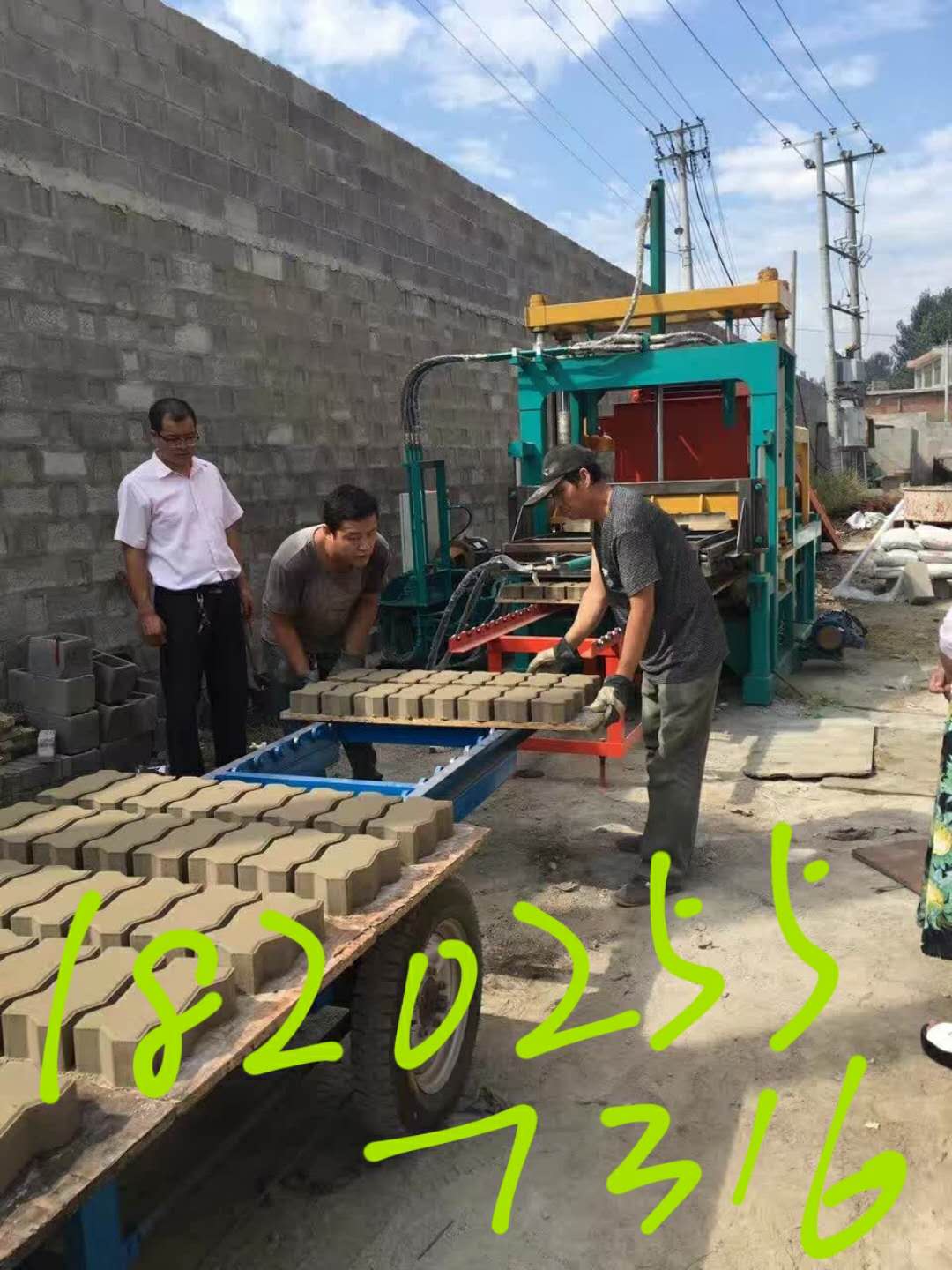 供应山东济南彩砖免托板制砖机，全自动生产