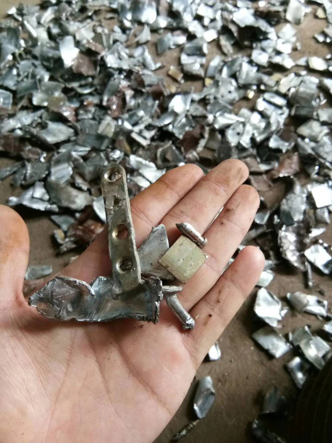大型800塑钢夹铁粉碎分选一体破碎机